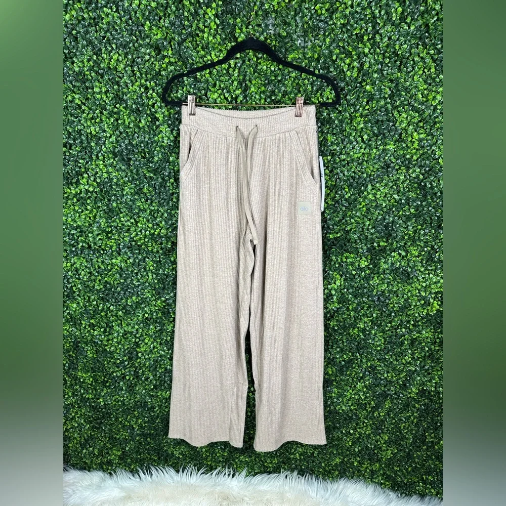 Nwt ALO‎ Yoga Muse wide leg pant